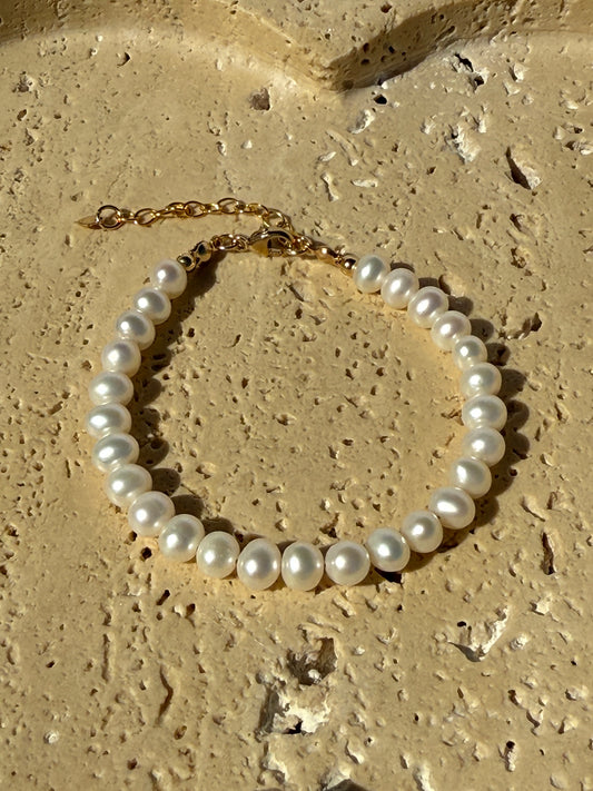 Pearl Bracelet with Clasp Closure