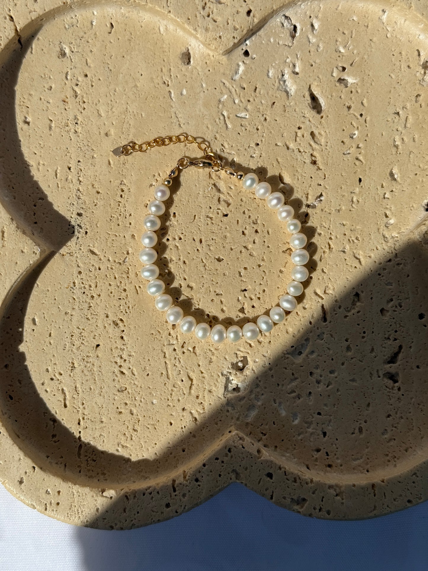 Pearl Bracelet with Clasp Closure